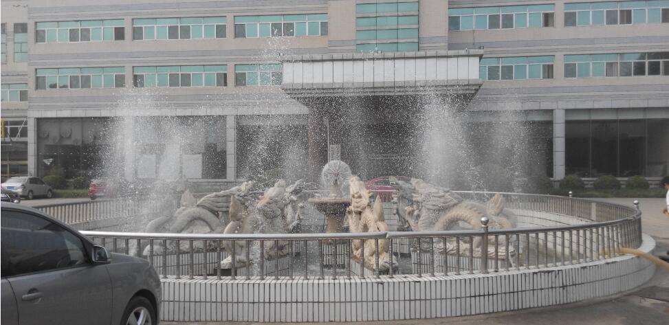 ��南�R河�h校��泉雕塑水景